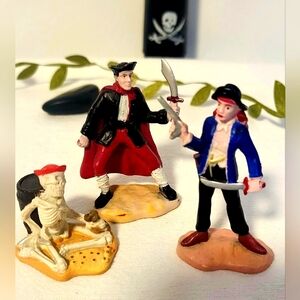 Mini figurines vintages Safari Ltd. set of 3 toys (2 Pirates , 1 skeletton)
